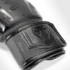 ⁦כפפות אגרוף ונום אליט VENUM ELITE EVO BOXING GLOVES - שחור/שחור⁩ – תמונה ⁦3⁩