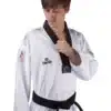 ⁦חליפת טקוואנדו מקצועית Daedo Dobok Competition Hi-Tech מאושרת⁩ – תמונה ⁦3⁩