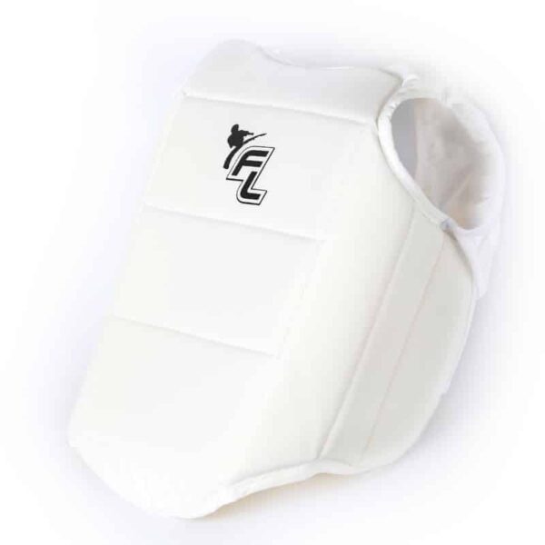 מגן גוף לבן לקראטה מבית Apex