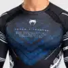 ⁦ראשגארד שרוול ארוך Venum x TEKKEN 8 - Jin Kazama Rashguard - Blue/Black/White⁩ – תמונה ⁦3⁩