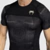 ⁦ראשגארד קצר אפור/שחור Venum G-Fit Air Men's Short Sleeve Rashguard - Deep Black/Desert Sand⁩ – תמונה ⁦2⁩