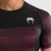 ⁦חולצת ראשגארד Venum G-Fit Air Men's Short Sleeve Rashguard - Deep Black/Fire Red⁩ – תמונה ⁦3⁩