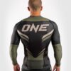 ⁦חולצת Venum ONE FC Impact Rashguard - Long Sleeves שחור חאקי⁩ – תמונה ⁦2⁩