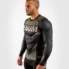 ⁦חולצת Venum ONE FC Impact Rashguard - Long Sleeves שחור חאקי⁩ – תמונה ⁦3⁩