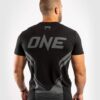 ⁦חולצת Venum ONE FC Impact T-shirt - שחור שחור⁩ – תמונה ⁦2⁩