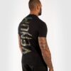 ⁦[Venum Giant T-shirt] Black/Camo/Forest - חולצת ונום אוריג'ינל⁩ – תמונה ⁦3⁩