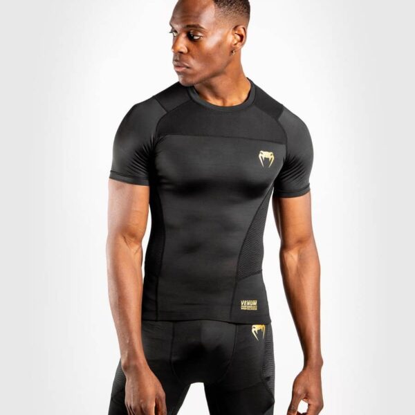 חולצת Venum G-Fit Rashguard - Short Sleeves שחור זהב