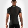 ⁦חולצת Venum G-Fit Rashguard - Short Sleeves שחור זהב⁩ – תמונה ⁦2⁩