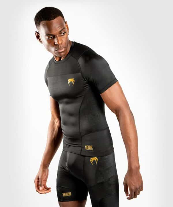 חולצת Venum G-Fit Rashguard - Short Sleeves שחור זהב