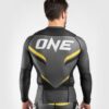 ⁦חולצת Venum ONE FC Impact Rashguard - Long Sleeves אפור צהוב⁩ – תמונה ⁦2⁩