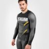 ⁦חולצת Venum ONE FC Impact Rashguard - Long Sleeves אפור צהוב⁩ – תמונה ⁦3⁩