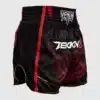 ⁦מכנס ונום אגרוף תאילנדי Venum x Tekken 8 - Marshall Law Muay Thai Shorts - Black/Red/Gold⁩ – תמונה ⁦2⁩
