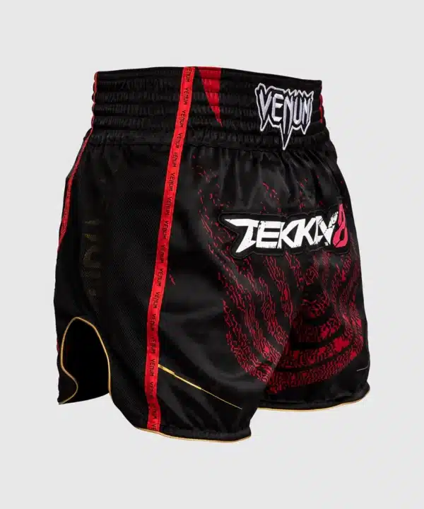 מכנס ונום אגרוף תאילנדי Venum x Tekken 8 - Marshall Law Muay Thai Shorts - Black/Red/Gold
