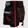 ⁦מכנס ונום אגרוף תאילנדי Venum x Tekken 8 - Marshall Law Muay Thai Shorts - Black/Red/Gold⁩ – תמונה ⁦3⁩