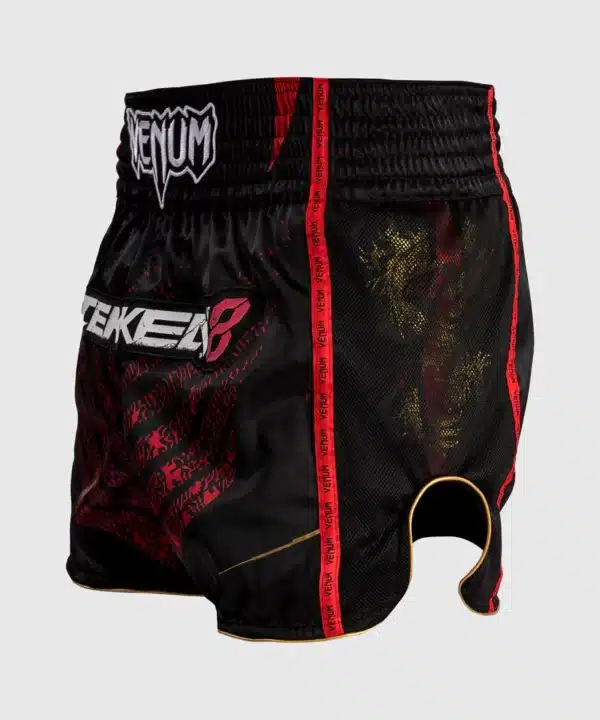 מכנס ונום אגרוף תאילנדי Venum x Tekken 8 - Marshall Law Muay Thai Shorts - Black/Red/Gold