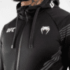 ⁦קפוצ׳ון ונום UFC שחור לבן - UFC VENUM AUTHENTIC FIGHT NIGHT MEN'S WALKOUT HOODIE - BLACK⁩ – תמונה ⁦4⁩