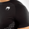⁦חולצה ונום UFC שחורה -UFC VENUM REPLICA MEN'S JERSEY - BLACK⁩ – תמונה ⁦4⁩