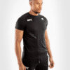 ⁦חולצה ונום UFC שחורה -UFC VENUM REPLICA MEN'S JERSEY - BLACK⁩ – תמונה ⁦5⁩