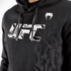 ⁦קפוצ׳ון ונום UFC שחור-UFC VENUM AUTHENTIC FIGHT WEEK MEN'S PULLOVER HOODIE - BLACK⁩ – תמונה ⁦4⁩