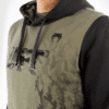 ⁦קפוצ׳ון ונום UFC VENUM AUTHENTIC FIGHT WEEK MEN'S PULLOVER HOODIE - KHAKI⁩ – תמונה ⁦4⁩