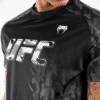 ⁦חולצת ונום UFC שחורה -UFC VENUM AUTHENTIC FIGHT WEEK MEN'S PERFORMANCE SHORT SLEEVE T-SHIRT - BLACK⁩ – תמונה ⁦4⁩