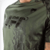⁦חולצת ונום UFC VENUM AUTHENTIC FIGHT WEEK MEN'S PERFORMANCE SHORT SLEEVE T-SHIRT - KHAKI⁩ – תמונה ⁦4⁩