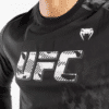 ⁦חולצה עם שרוול ארוך של ונום UFC שחורה -UFC VENUM AUTHENTIC FIGHT WEEK MEN'S LONG SLEEVE T-SHIRT - BLACK⁩ – תמונה ⁦4⁩