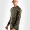 ⁦חולצה עם שרוול ארוך של ונום  UFC VENUM AUTHENTIC FIGHT WEEK MEN'S LONG SLEEVE T-SHIRT - KHAKI⁩ – תמונה ⁦3⁩