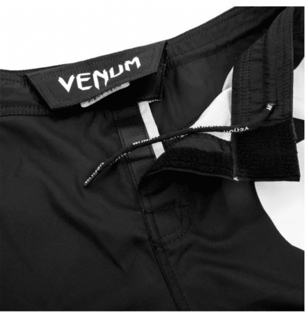 מכנס לחימה Venum Light 3.0 Fightshorts -שחור\לבן