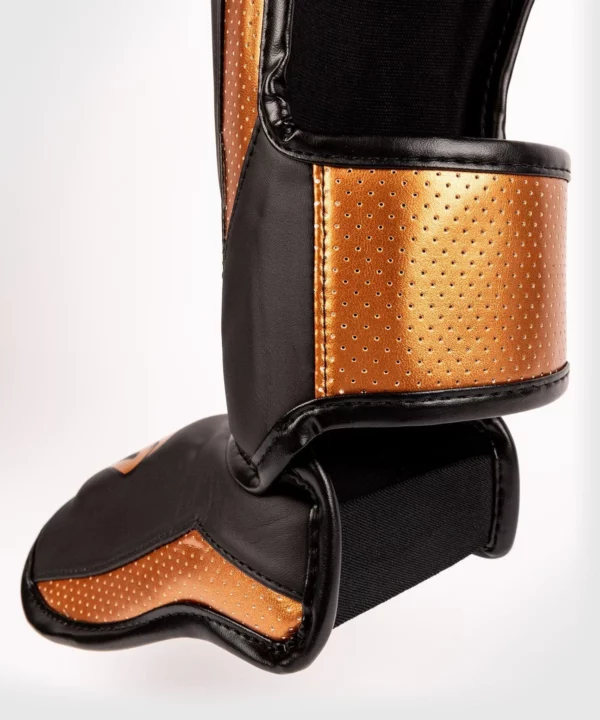 [Venum Elite Evo Shinguards] White/Black/Gold - מגני רגליים ונום אליט איבו בעיצוב חדש