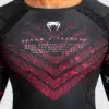 ⁦חולצת ונום ראשגרד- Venum x Tekken 8 - Marshall Law Rashguard - Black/Red/Gold⁩ – תמונה ⁦5⁩