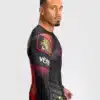 ⁦חולצת ונום ראשגרד- Venum x Tekken 8 - Marshall Law Rashguard - Black/Red/Gold⁩ – תמונה ⁦2⁩
