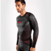 ⁦חולצת ונום ראשגרד- VENUM CONTENDER 5.0 RASHGUARD - LONG SLEEVES - BLACK/RED⁩ – תמונה ⁦4⁩
