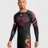 ⁦חולצת ונום ראשגרד- Venum x Tekken 8 - Marshall Law Rashguard - Black/Red/Gold⁩ – תמונה ⁦3⁩