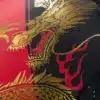 ⁦חולצת ונום ראשגרד- Venum x Tekken 8 - Marshall Law Rashguard - Black/Red/Gold⁩ – תמונה ⁦4⁩