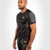 ⁦חולצת ונום שחור/זהב - VENUM ATHLETICS DRY TECH T-SHIRT – BLACK/GOLD⁩ – תמונה ⁦3⁩