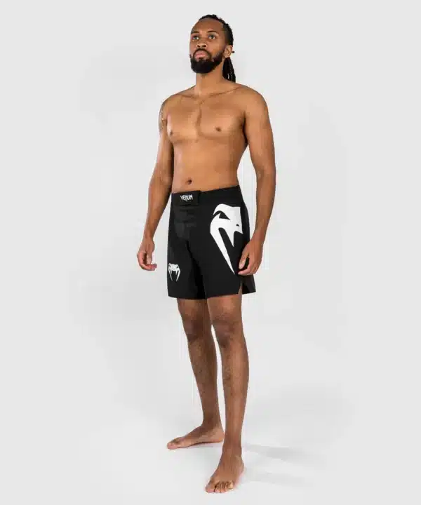 מיכנס לחימה של ונום - Venum Light 5.0 Fightshort - Black/White