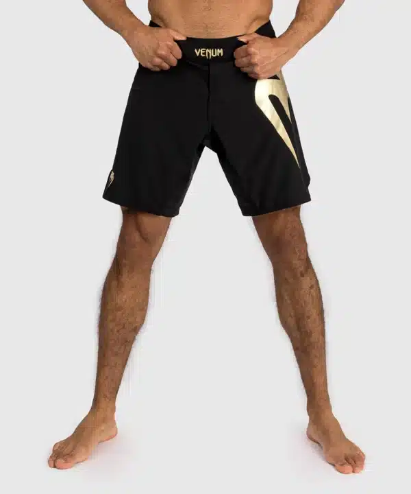 מיכנס לחימה של ונום - Venum Light 5.0 Fight Shorts - Black/Gold