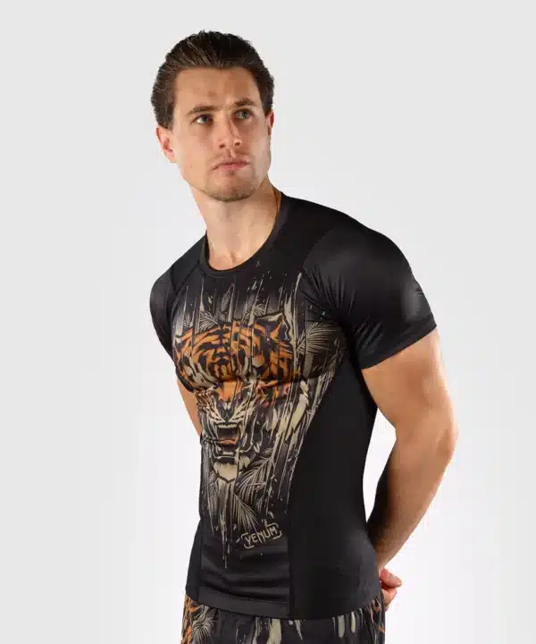 ראשגארד ונום קצר  Venum Tiger Men's Short Sleeve Rashguard - Black/Neon Orange