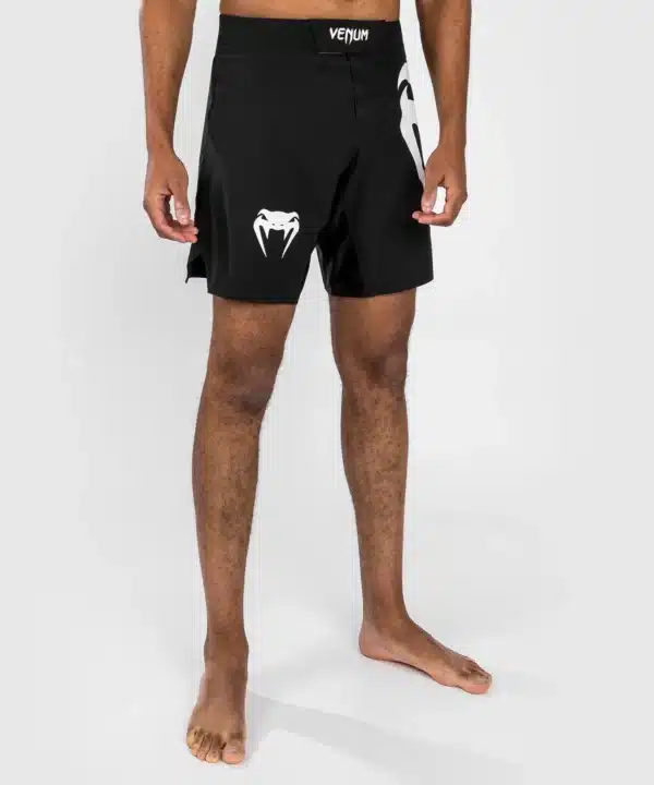 מיכנס לחימה של ונום - Venum Light 5.0 Fightshort - Black/White