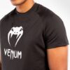 ⁦חולצת ונום  שחורה VENUM CLASSIC DRY TECH T-SHIRT – BLACK⁩ – תמונה ⁦2⁩