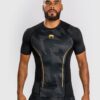⁦[Venum Razor] Black/Gold Rashguard Short Sleeves חולצת ראשגארד ונום קצרה שחור/זהב⁩ – תמונה ⁦2⁩
