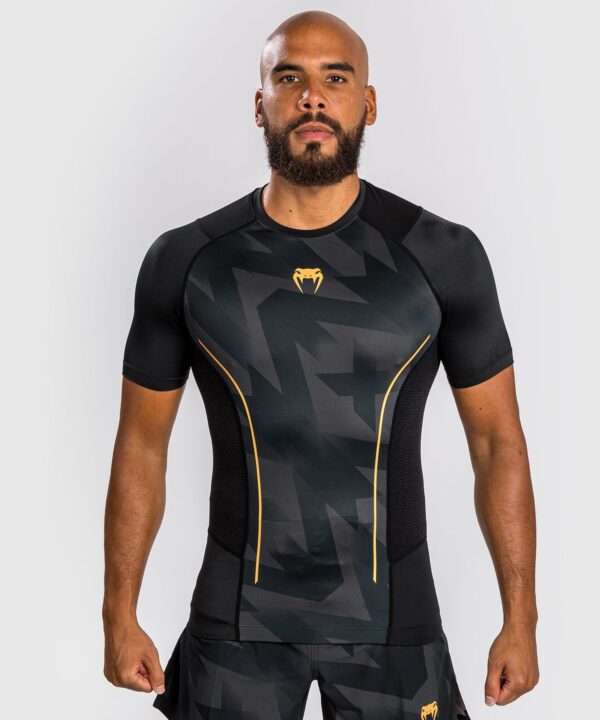 [Venum Razor] Black/Gold Rashguard Short Sleeves חולצת ראשגארד ונום קצרה שחור/זהב