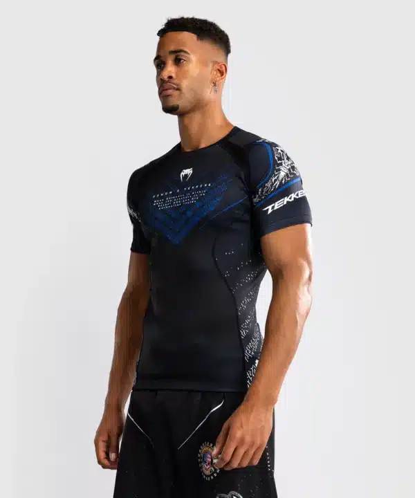 Venum x Tekken 8 - Paul Phoenix Rashguard - Black/Blue חולצת ראשגארד ונום קצרה