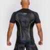 ⁦[Venum Razor] Black/Gold Rashguard Short Sleeves חולצת ראשגארד ונום קצרה שחור/זהב⁩ – תמונה ⁦3⁩