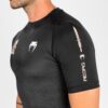 ⁦[Venum Reorg] Black Rashguard Short Sleeves חולצת ראשגארד ונום קצרה שחור⁩ – תמונה ⁦4⁩