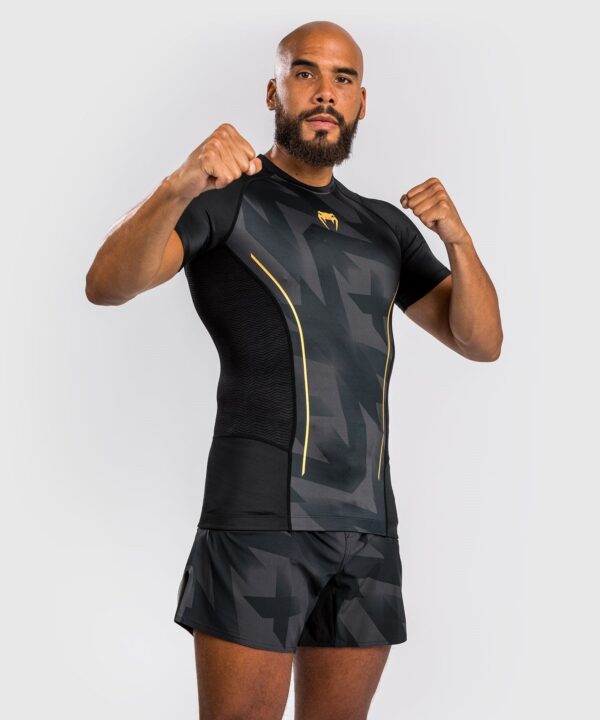 [Venum Razor] Black/Gold Rashguard Short Sleeves חולצת ראשגארד ונום קצרה שחור/זהב