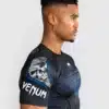 ⁦Venum x Tekken 8 - Paul Phoenix Rashguard - Black/Blue חולצת ראשגארד ונום קצרה⁩ – תמונה ⁦4⁩