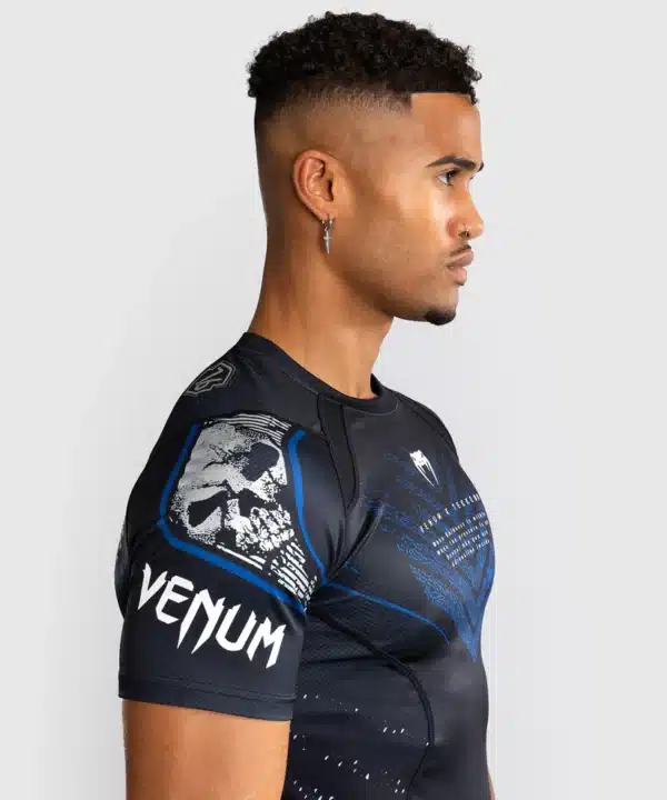Venum x Tekken 8 - Paul Phoenix Rashguard - Black/Blue חולצת ראשגארד ונום קצרה