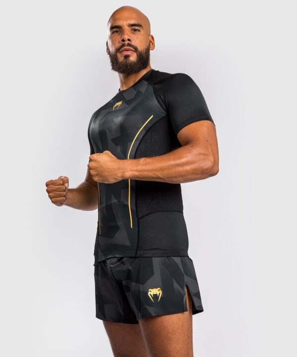 [Venum Razor] Black/Gold Rashguard Short Sleeves חולצת ראשגארד ונום קצרה שחור/זהב